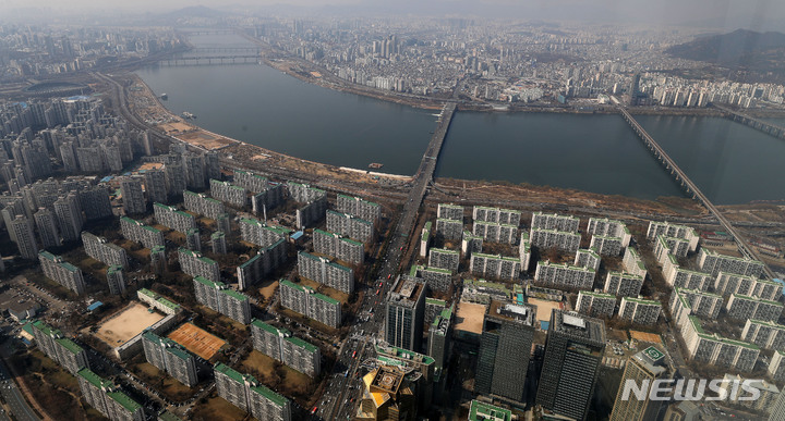 [서울=뉴시스] 홍효식 기자 = 2022년도 공동주택 공시가격 상승률과 함께 보유세 부담 완화 방안 발표를 하루 앞둔 22일 서울 송파구 롯데월드타워 서울스카이에서 바라본 도심 아파트 모습이 보이고 있다. 2022.03.22. yesphoto@newsis.com