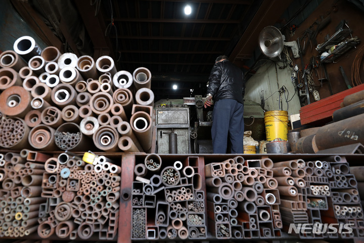 [서울=뉴시스] 백동현 기자 = 고철 가격이 고공행진하면서 철강재 가격도 잇따라 오르고 있는 22일 오후 서울 시내 한 공업사에서 근로자가 작업하고 있다. 이날 관련 업계에 따르면 이달 2일 생철 기준 톤(t) 당 69만3000원이었던 고철 가격은 15일 기준 72만1000원으로 약 2주 만에 2만8000원(4.04%) 올랐다. 2022.03.22. livertrent@newsis.com