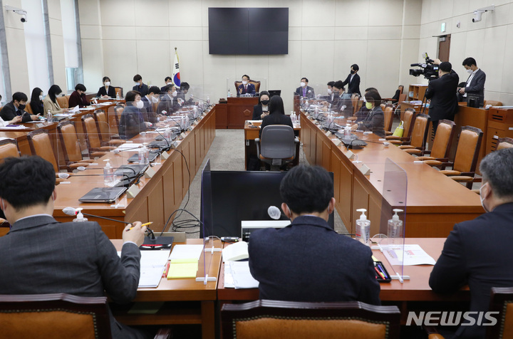 [서울=뉴시스] 최진석 기자 = 22일 오후 서울 여의도 국회에서 열린 국회 정치개혁특별위원회 공직선거법 및 지방선거구제개편 심사소위원회에서 조해진 소위원장이 회의를 주재하고 있다. (공동취재사진) 2022.03.22. photo@newsis.com