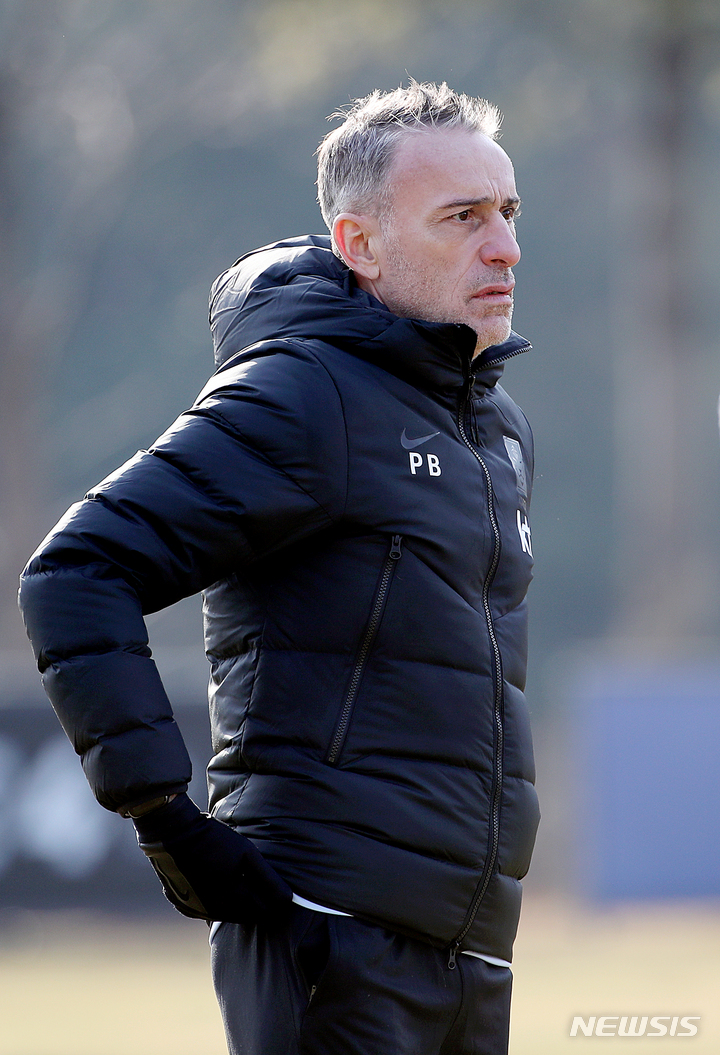 [파주=뉴시스] 김병문 기자 = 대한민국 축구 대표팀 파울루 벤투 감독이 22일 오후 경기 국가대표트레이닝센터(NFC)에서 이란전을 앞두고 훈련하는 선수들을 바라보고 있다. 2022.03.22. dadazon@newsis.com