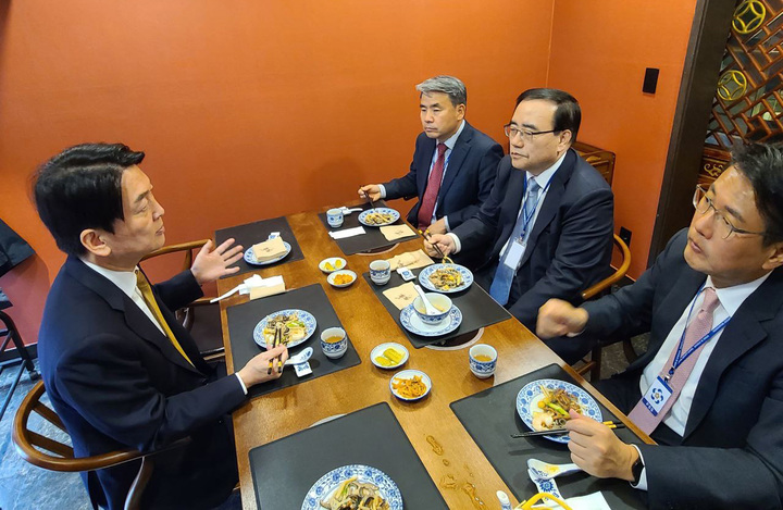 [서울=뉴시스] 전신 기자 = 지난 22일 윤석열 대통령 당선인의 대통령직인수위원회 안철수 위원장이 외교안보 분과 김성한 간사, 김태효, 이종섭 위원과 오찬 겸 업무회의를 하고 있다. (사진=인수위원회 제공) 2022.03.22. photo@newsis.com *재판매 및 DB 금지