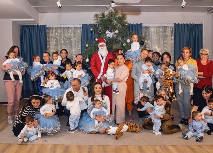 [서울=뉴시스] 지난 1월1일 게시물로 올라온 오즈투르크(가운데 아래)와 아이들의 모습이다. (사진=batumi_mama 인스타그램 캡처) 2022.03.23. *재판매 및 DB 금지