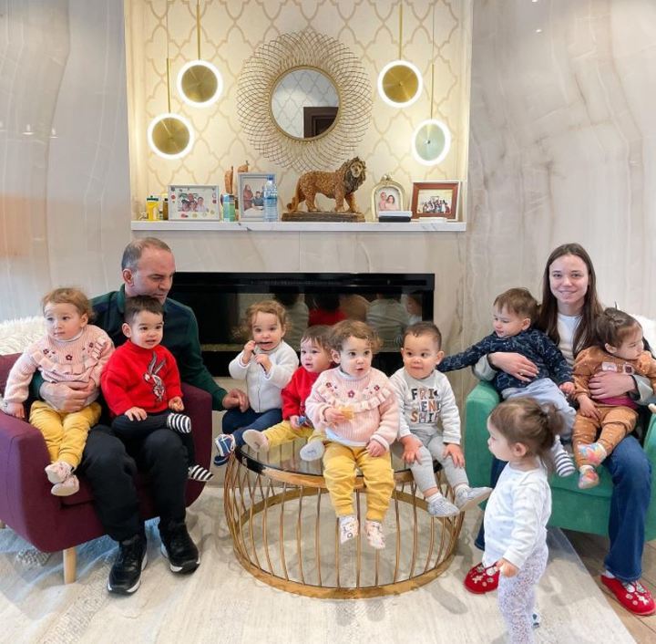 [서울=뉴시스] 지난달 2월9일 오즈투르크(오른쪽)과 아이들의 모습이다. (사진=batumi_mama 인스타그램 캡처) 2022.03.23. *재판매 및 DB 금지