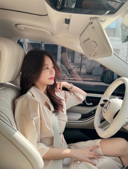 [서울=뉴시스] 최근에 외제차 구매한 유튜버 아옳이 (사진 출처=아옳이 인스타그램) 2022.03.23. photo@newsis.com *재판매 및 DB 금지