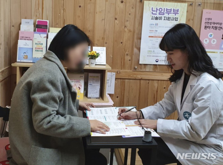 [성남=뉴시스] 28일 국회예산정책처 '난임 치료지원 입법동향 및 재정전망'에 따르면 모자보건법 개정안으로 인한 추가재정소요는 2024년부터 2028년까지 5년간 총 3161억원(연평균 632억원)으로 추계됐다. 한 병원 의사가 난임 여성과 상담 중이다. photo@newsis.com