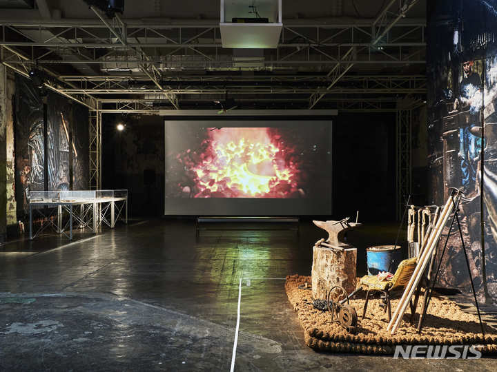 [서울=뉴시스] 한국공예·디자인문화진흥원(공진원)이 서울 중구 문화역서울284 RTO365에서 '대장장이와 논산' 전시를 4월3일까지 연다. (사진=한국공예·디자인문화진흥원 제공) 2022.03.23. photo@newsis.com *재판매 및 DB 금지