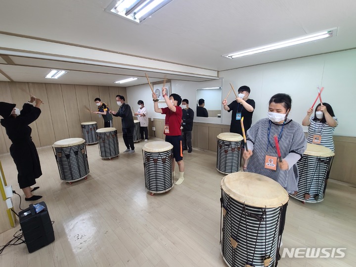 [용인=뉴시스]지난해 장애인평생교육프로그램 공모사업에 선정된 용인시 장애인주간보호센터 라온의 난타수업