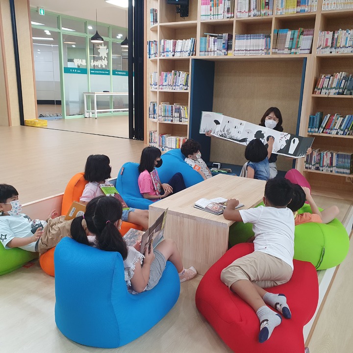 [무안=뉴시스] 변화한 공간에서 수업중인 전남 함평 학다리중앙초 학생들. (사진 제공 = 전남교육청) *재판매 및 DB 금지