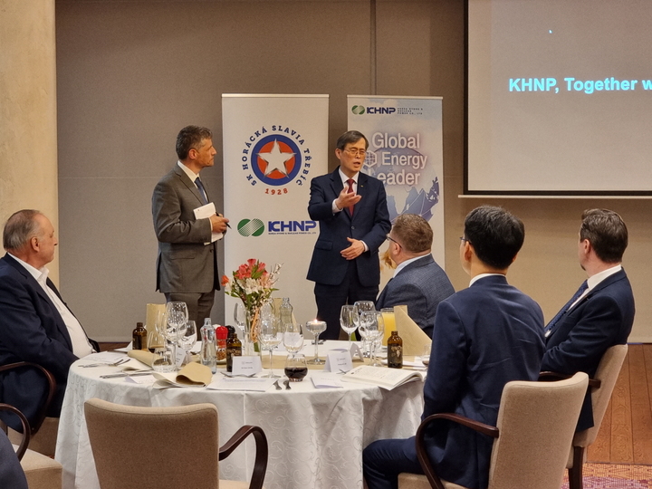 [세종=뉴시스] 정재훈 한수원 사장(오른쪽)이 22일(현지지시간)으로 체코 신규 원전 건설 예정지인 트레비치를 방문해 발레츠호텔에서 지역 주요인사들과 면담을 통해 한수원과 원전 건설 지역과의 협력 방안을 설명하고 있다. (사진=한국수력원자력 제공)&nbsp; *재판매 및 DB 금지