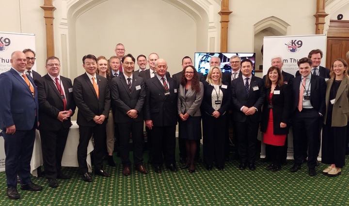[서울=뉴시스] 팀 썬더 ‘인더스트리 데이(Industry Day)’ 참석자들이 기념사진을 촬영하고 있다. (사진=한화디펜스 제공) *재판매 및 DB 금지