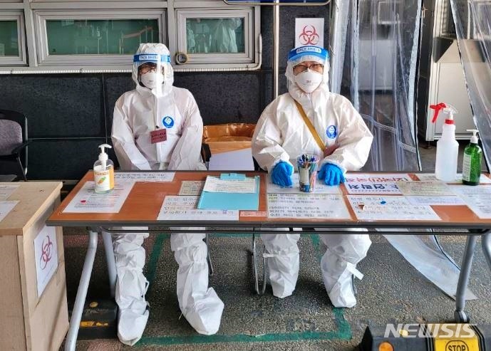 [대구=뉴시스] 이지연 기자 = 대구 동구 여성예비군이 코로나19 장기화로 지친 의료진을 돕기 위해 동구보건소에서 자원봉사 활동을 하고 있다. (사진=동구청 제공) 2022.03.23. photo@newsis.com