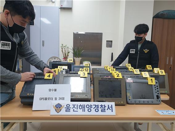 [울진=뉴시스] 이바름 기자 = 경북 울진해양경찰서는 절도 등 혐의로 50대 A씨에 대해 구속영장을 신청했다고 23일 밝혔다. 사진은 A씨의 차량과 주거지에서 압수한 물품들.(사진=울진해양경찰서 제공) 2022.03.23. photo@newsis.com *재판매 및 DB 금지