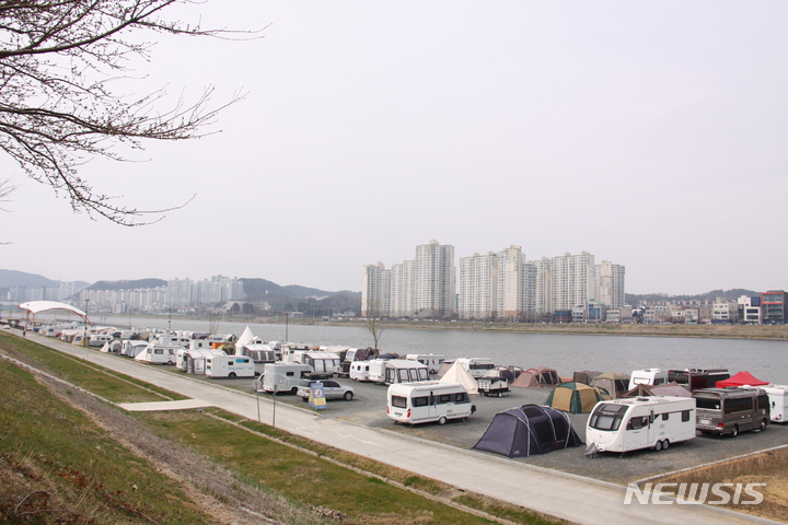 [포항=뉴시스] 이바름 기자 = 경북 포항시 남구 연일읍 형산강변에 수십개의 카라반과 텐트들이 자리를 차지하고 있다. 2022.03.23. right@newsis.com