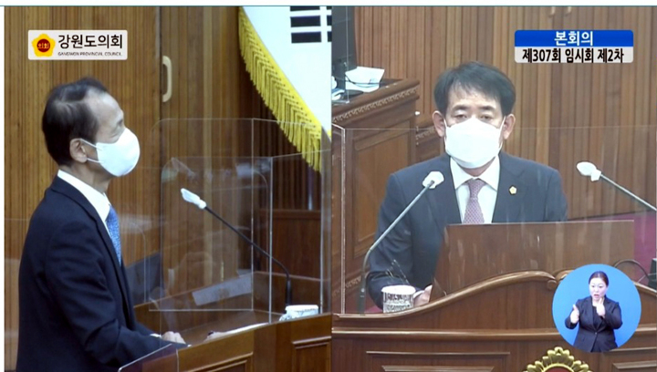 [춘천=뉴시스] 김경목 기자 = 23일 오전 심상화 국민의힘 강원도의원이 강원도의회 본회의장에서 열린 제2차 본회의에서 최문순 지사에게 도정 질문을 하고 있다. (사진=강원도의회 인터넷 중계방송 캡처) 2022.03.23. photo@newsis.com *재판매 및 DB 금지