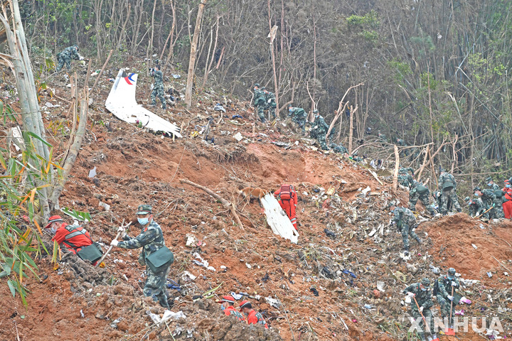[텅현=신화/뉴시스]중국 남부 광시좡족자치구 텅현의 여객기 추락 현장. 2022.03.23.