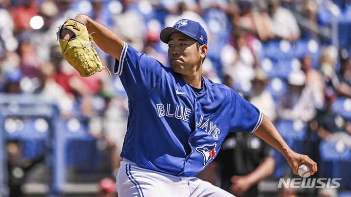 [더니든=AP/뉴시스]토론토 유니폼 입고 첫 선 보인 기쿠치. 2022.03.23.