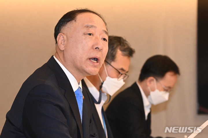 [서울=뉴시스] 배훈식 기자 = 홍남기 경제부총리 겸 기획재정부 장관. (공동취재사진) 2022.03.23. photo@newsis.com