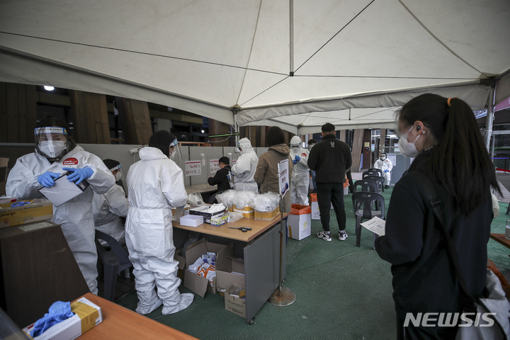 [서울=뉴시스] 정병혁 기자 = 국내 코로나19 누적 확진자가 1000만명을 넘어선 지난 23일 오전 서울 송파구 보건소에 설치된 선별진료소를 찾은 시민들이 검사를 받기 위해 줄 서 있다. 2022.03.24. jhope@newsis.com