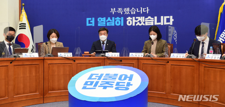 [서울=뉴시스] 최동준 기자 = 윤호중 더불어민주당 공동비상대책위원장이 23일 서울 여의도 국회에서 열린 비상대책위원회의에서 발언하고 있다. (공동취재사진) 2022.03.23. photo@newsis.com