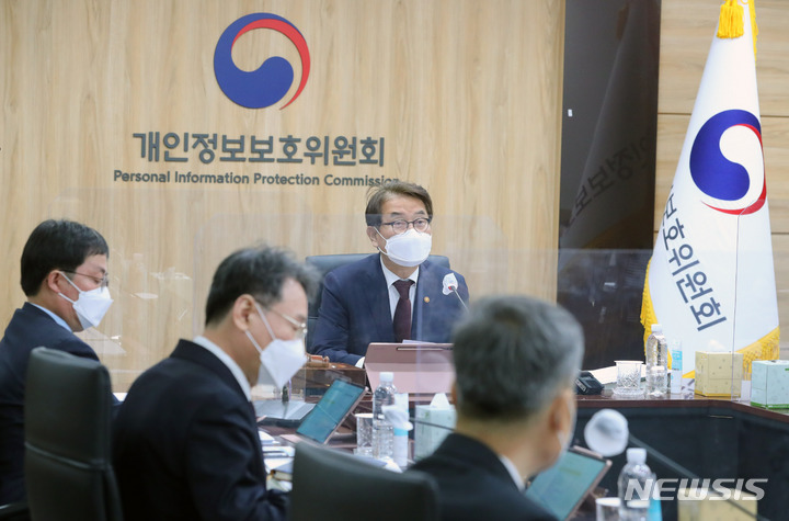 [서울=뉴시스] 배훈식 기자 = 윤종인 개인정보보호위원장이 23일 오전 서울 종로구 정부서울청사에서 열린 제5차 개인정보보호위원회 전체회의에 참석해 발언하고 있다. 2022.03.23. dahora83@newsis.com