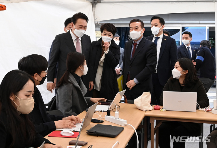 [서울=뉴시스] 국회사진기자단 = 윤석열 대통령 당선인이 23일 서울 종로구 통의동 인수위원회 사무실 앞에 마련된 프레스다방을 찾아 기자들과 인사를 하고 있다. 2022.03.23. photo@newsis.com