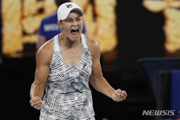 [멜버른(호주)=AP/뉴시스]지난 1월19일 호주의 애슐리 바티가 멜버른에서 열린 호주 오픈 여자 단식 결승에서 미국의 대니얼 콜린스에 승리, 우승을 확정지은 후 포효하고 있다. 바티는 23일 25살의 한창 나이에 돌연 은퇴를 선언, 세계 테니스계를 충격에 빠트렸다. 2022.3.23