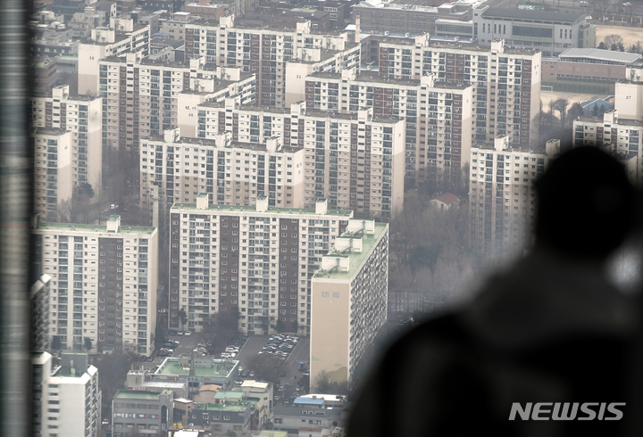 [서울=뉴시스] 정병혁 기자 = 정부가 올해 공동주택(아파트·연립·다세대) 공시가격과 1주택자 보유세(재산세·종부세) 완화 방안을 발표한 23일 오전 서울 송파구 롯데월드타워 전망대 서울스카이를 찾은 시민들이 서울 도심을 바라보고 있다. 2022.03.23. jhope@newsis.com
