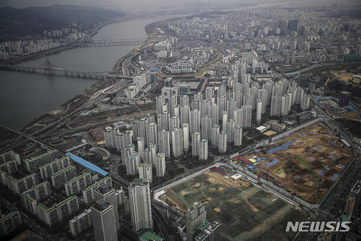 [서울=뉴시스]서울 송파구 롯데월드타워 전망대 서울스카이에서 바라본 서울 도심 아파트. (뉴시스DB)