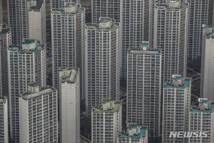 [서울=뉴시스] 정병혁 기자 = 3월 23일 오전 서울 송파구 롯데월드타워 전망대 서울스카이에서 바라본 서울 도심 아파트. 2022.03.23. jhope@newsis.com