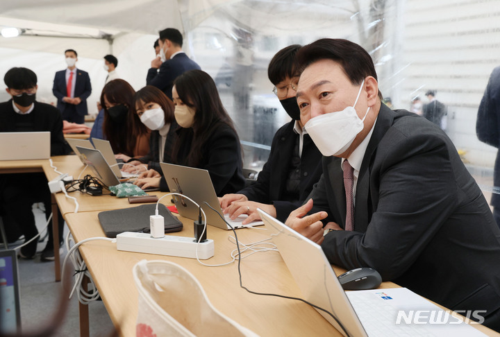 [서울=뉴시스] 국회사진기자단 = 윤석열 대통령 당선인이 23일 오전 서울 종로구 통의동 인수위원회 사무실 앞에 마련된 프레스다방을 찾아 기자들과 대화하고 있다. 2022.03.23. photo@newsis.com