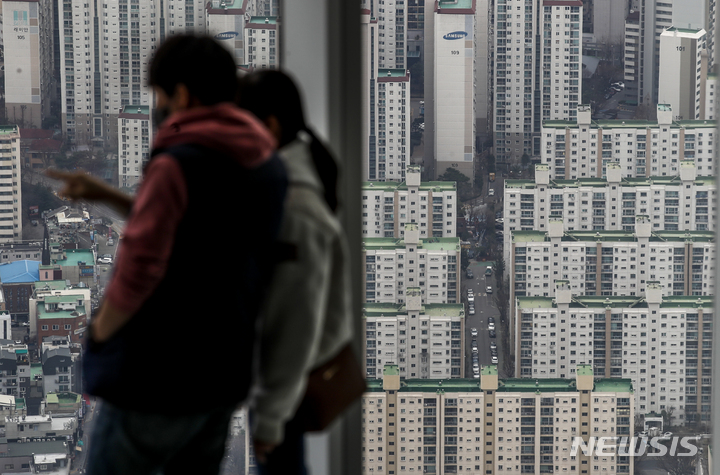 [서울=뉴시스]서울 송파구 롯데월드타워 전망대 서울스카이를 찾은 시민들이 서울 도심을 바라보고 있는 모습. 2022.03.23. (뉴시스DB)