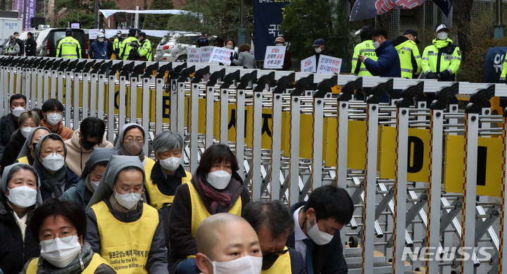 [서울=뉴시스] 이영환 기자 = 23일 오후 서울 종로구 일본대사관 인근에서 제1536차 일본군성노예제 문제해결을 위한 정기 수요시위가 진행되는 가운데 반대편에서 수요시위를 규탄하는 집회가 열리고 있다. 2022.03.23. 20hwan@newsis.com