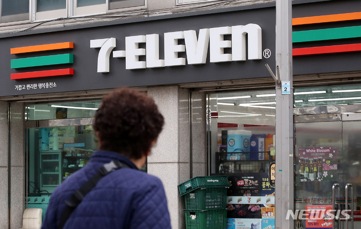 [서울=뉴시스] 홍효식 기자 = 공정거래위원회가 편의점 세븐일레븐 사업자인 코리아세븐의 한국미니스톱 인수와 관련해 편의점 시장에서 경쟁제한 우려가 없다고 판단해 기업결합을 승인했다. 사진은 23일 서울 시내 편의점 세븐일레븐 모습. 2022.03.23. yesphoto@newsis.com