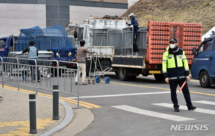 [대구=뉴시스] 이무열 기자 = 박근혜 전 대통령 사저 입주를 하루 앞둔 23일 오후 대구 달성군 유가읍 쌍계리 박 전 대통령 사저 주변에서 관계자가 안전펜스를 설치하고 있다. 2022.03.23. lmy@newsis.com