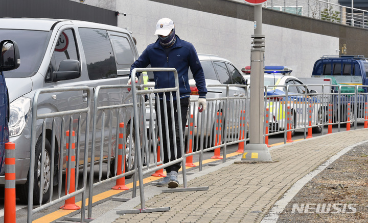 [대구=뉴시스] 이무열 기자 = 박근혜 전 대통령 사저 입주를 하루 앞둔 23일 오후 대구 달성군 유가읍 쌍계리 박 전 대통령 사저 주변에서 관계자가 안전펜스를 설치하고 있다. 2022.03.23. lmy@newsis.com
