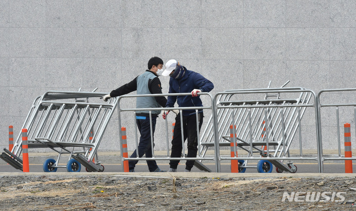 [대구=뉴시스] 이무열 기자 = 박근혜 전 대통령 사저 입주를 하루 앞둔 23일 오후 대구 달성군 유가읍 쌍계리 박 전 대통령 사저 주변에서 관계자가 안전펜스를 설치하고 있다. 2022.03.23. lmy@newsis.com