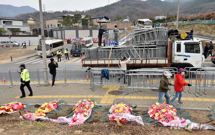 [대구=뉴시스] 이무열 기자 = 박근혜 전 대통령 사저 입주를 하루 앞둔 23일 오후 대구 달성군 유가읍 쌍계리 박 전 대통령 사저 주변에서 관계자가 안전펜스를 설치하고 있다. 2022.03.23. lmy@newsis.com
