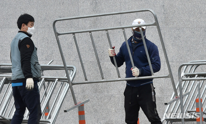 [대구=뉴시스] 이무열 기자 = 박근혜 전 대통령 사저 입주를 하루 앞둔 23일 오후 대구 달성군 유가읍 쌍계리 박 전 대통령 사저 주변에서 관계자가 안전펜스를 설치하고 있다. 2022.03.23. lmy@newsis.com