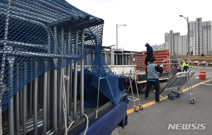 [대구=뉴시스] 이무열 기자 = 박근혜 전 대통령 사저 입주를 하루 앞둔 23일 오후 대구 달성군 유가읍 쌍계리 박 전 대통령 사저 주변에서 관계자가 안전펜스를 설치하고 있다. 2022.03.23. lmy@newsis.com