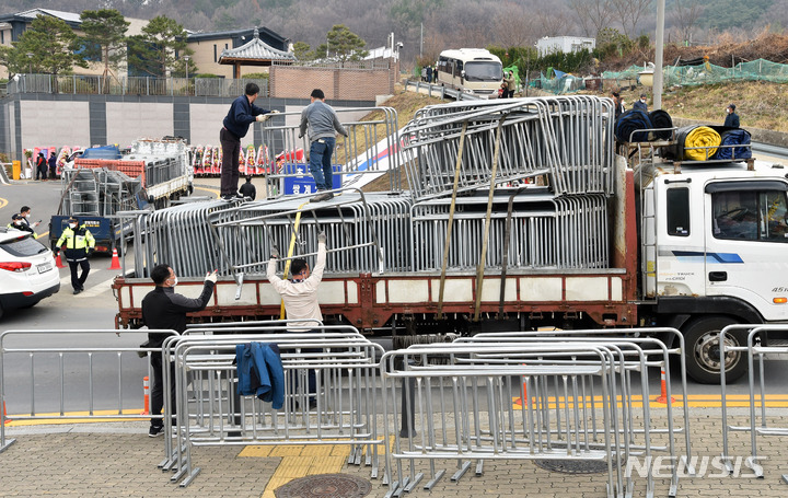 [대구=뉴시스] 이무열 기자 = 박근혜 전 대통령 사저 입주를 하루 앞둔 23일 오후 대구 달성군 유가읍 쌍계리 박 전 대통령 사저 주변에서 관계자가 안전펜스를 설치하고 있다. 2022.03.23. lmy@newsis.com