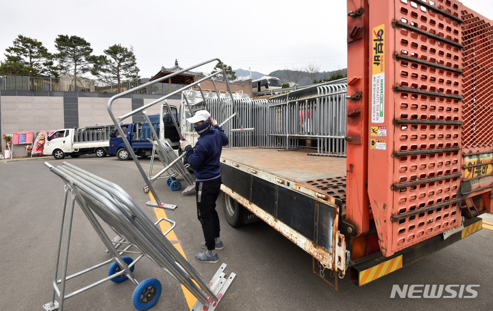 [대구=뉴시스] 이무열 기자 = 박근혜 전 대통령 사저 입주를 하루 앞둔 23일 오후 대구 달성군 유가읍 쌍계리 박 전 대통령 사저 주변에서 관계자가 안전펜스를 설치하고 있다. 2022.03.23. lmy@newsis.com