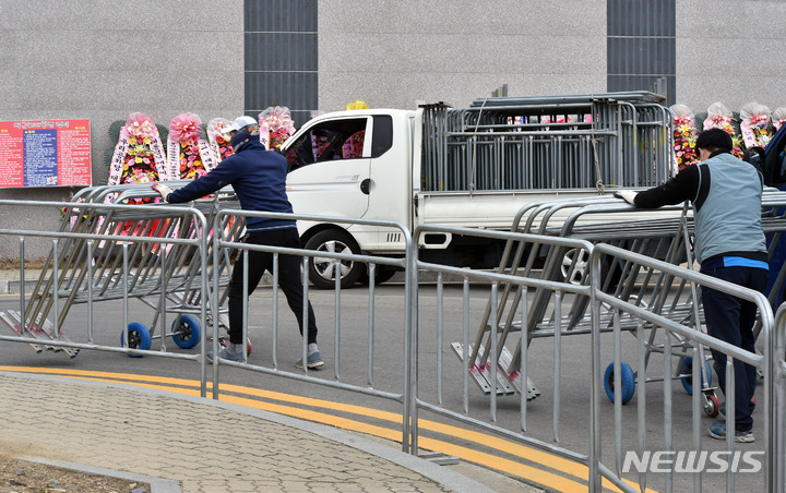 [대구=뉴시스] 이무열 기자 = 박근혜 전 대통령 사저 입주를 하루 앞둔 23일 오후 대구 달성군 유가읍 쌍계리 박 전 대통령 사저 주변에서 관계자가 안전펜스를 설치하고 있다. 2022.03.23. lmy@newsis.com