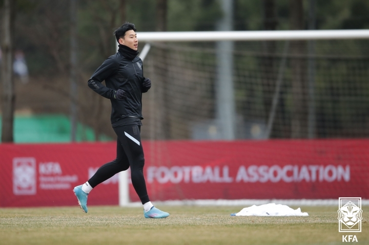 [서울=뉴시스] 고승민 기자 = 축구 국가대표팀 손흥민이 23일 파주 국가대표 트레이닝 센터에서 카타르 월드컵 아시아 최종예선 이란전을 앞두고 공식 훈련을 하고 있다. (사진=KFA 제공) 2022.03.23. photo@newsis.com *재판매 및 DB 금지