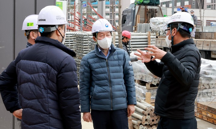 [서울=뉴시스] 안경덕(오른쪽 두번째) 고용노동부 장관이 지난 23일 경기도 평택시에 있는 중대재해처벌법 적용 대상 건설 현장을 방문해 '3대 안전조치 현장점검의 날'을 맞아 현장 점검한 뒤 관계자의 설명을 듣고 있다. (사진=고용노동부 제공) 2022.03.23. photo@newsis.com *재판매 및 DB 금지