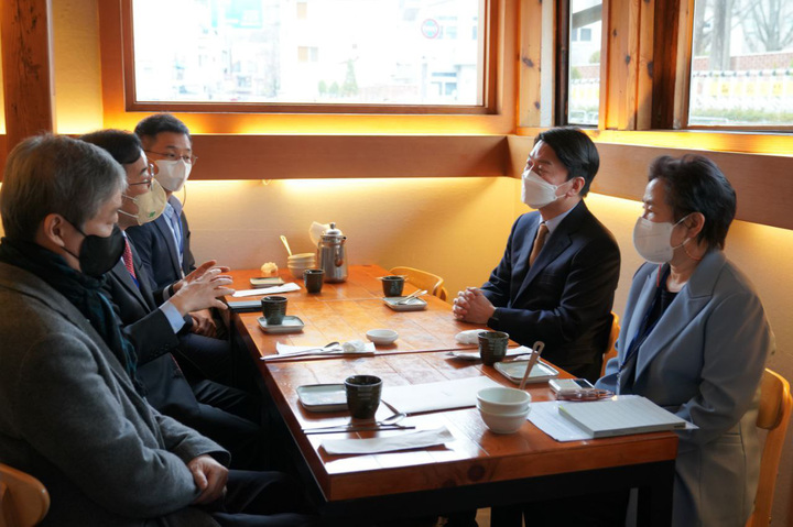 [서울=뉴시스] 전신 기자 = 안철수 인수위원장이 23일 과학기술교육 분과 박성중 간사, 김창경, 남기태 위원, 신용현 인수위 대변인과 오찬 겸 업무회의를 하고 있다. (사진=인수위원회 제공) 2022.03.23. photo@newsis.com *재판매 및 DB 금지