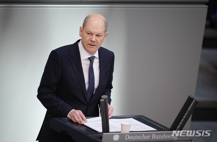 [AP/뉴시스] 23일 독일의 슐츠 총리가 연방 하원 예산 논의에서 연설하고 있다