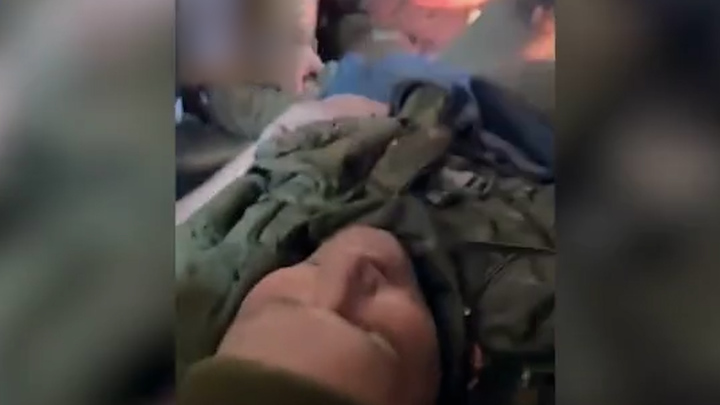 23일 러시아군의 유리 메드베데프 대령으로 알려진 장교가 양다리에 중상을 입고 들것에 실려 병원으로 들어가는 영상이 공개됐다. 출처: east2west news *재판매 및 DB 금지