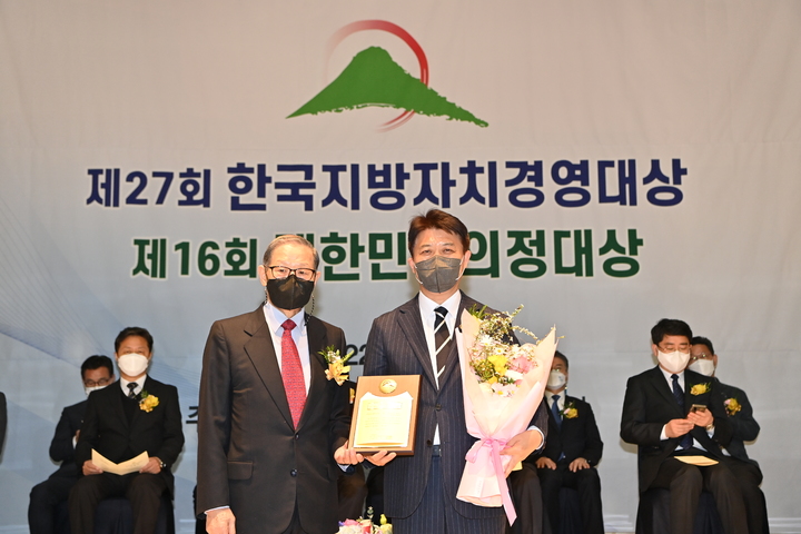 [영덕=뉴시스] 이바름 기자 = 24일 서울 공군호텔에서 열린 제27회 한국지방자치경영대상에서 이희진(오른쪽) 경북 영덕군수가 산업경제대상 상패를 들고 있다.(사진=영덕군청 제공) 2022.03.24. photo@newsis.com *재판매 및 DB 금지