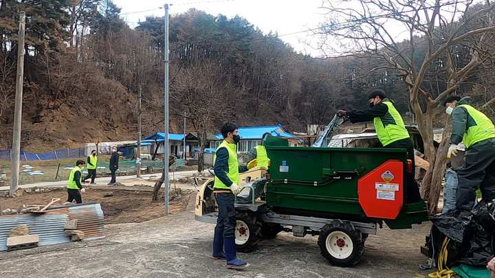 [울진=뉴시스] 이바름 기자 = 경북 울진산불피해영농지원단이 산불 피해로 어려움을 겪는 지역 농업인들을 위해 무상 농작업 대행을 실시하고 있다.(사진=울진군청 제공) 2022.03.24. photo@newsis.com *재판매 및 DB 금지