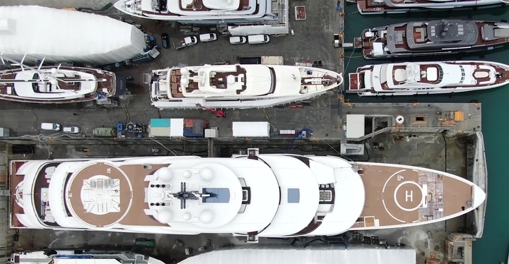 [서울=뉴시스] 블라디미르 푸틴 러시아 대통령 소유로 의심되는 초대형 요트 '셰에라자드'의 모습(맨 아래). (출처 : 알렉세이 나발리 유튜브) 2022.03.24. *재판매 및 DB 금지